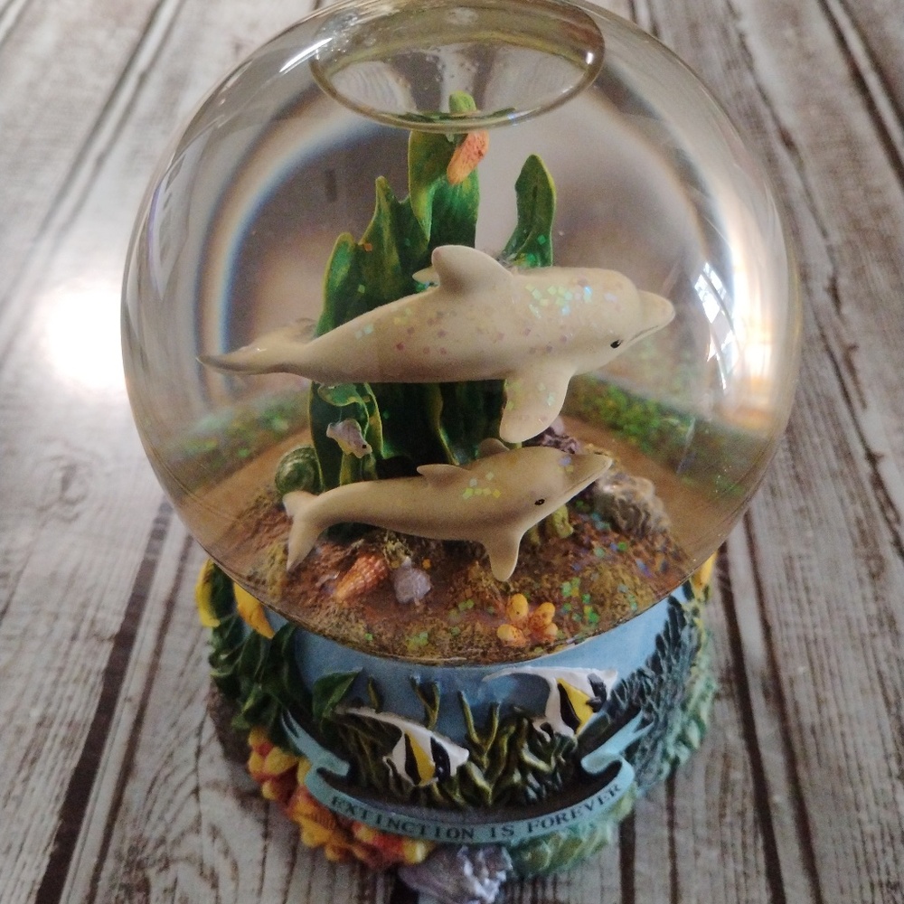 SEA WORLD: Vintage Dolphin EXTINCTION IS FOREVER Snow Globe - Rare